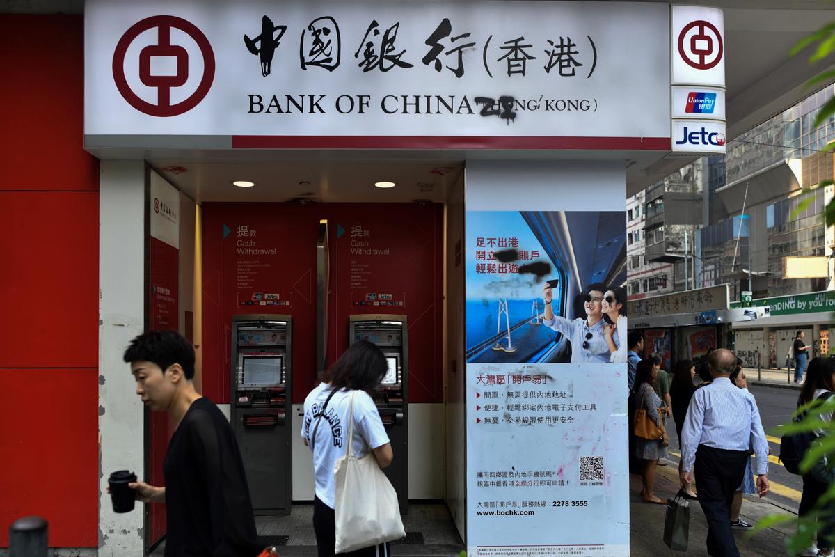 Hong Kong’s Use of Emergency Law for Mask Ban Prompts Panic, Widespread ATM Withdrawals