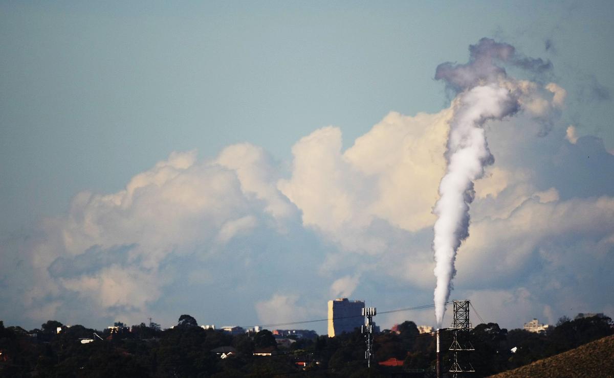 A smokestack emits fumes in Sydney Australia on June 2, 2007. (Ian Waldie/Getty Images)
