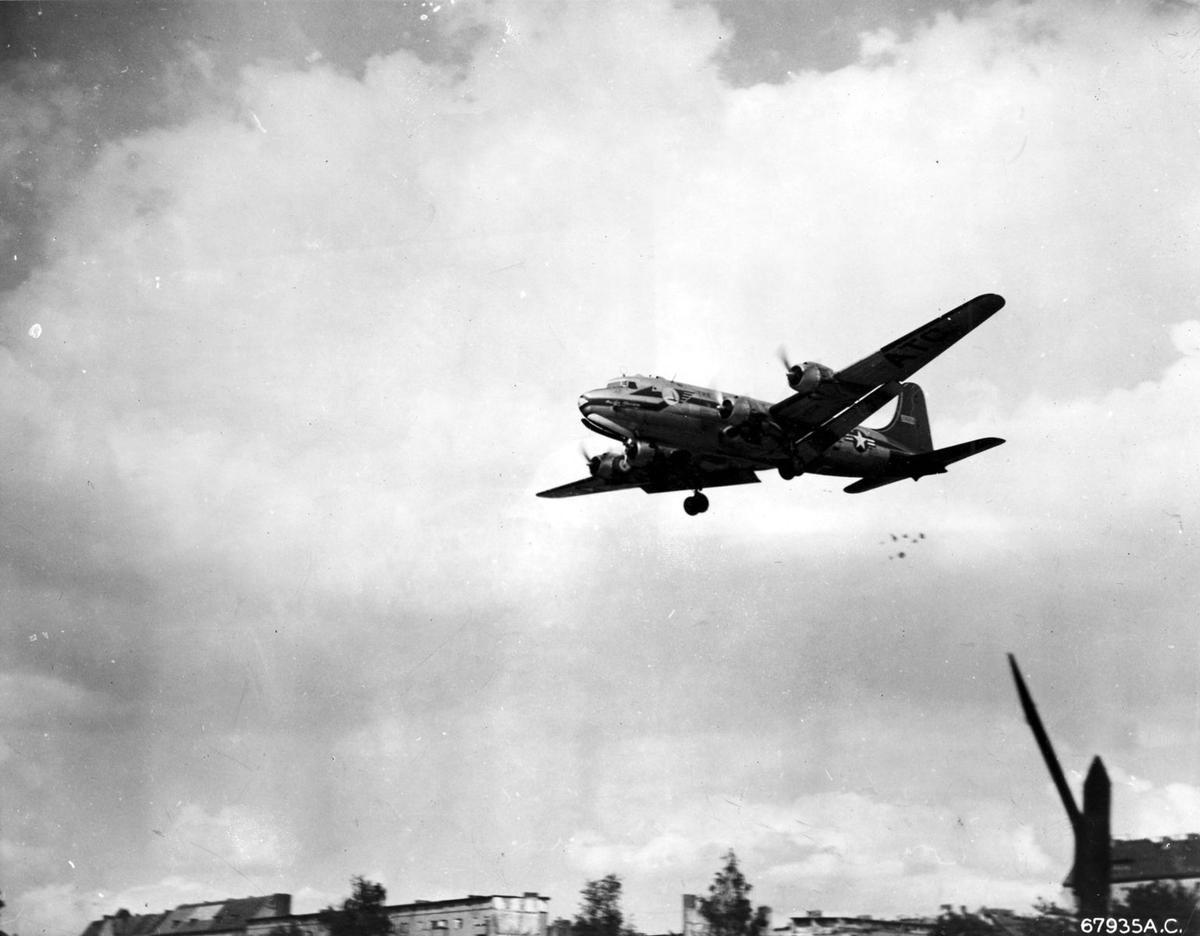 (<a href="https://commons.wikimedia.org/wiki/File:C-54_dropping_candy_during_Berlin_Airlift_c1949.jpg">USAF</a>)