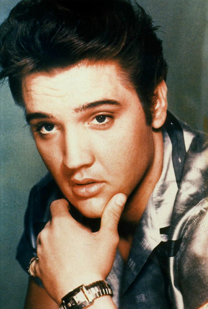 ©Getty Images | <a href="https://www.gettyimages.com/detail/news-photo/singer-elvis-presley-poses-for-a-studio-portrait-news-photo/744325?adppopup=true">Liaison</a>