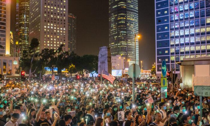 Tens of Thousands of Hong Kong Protesters Plead for US Help