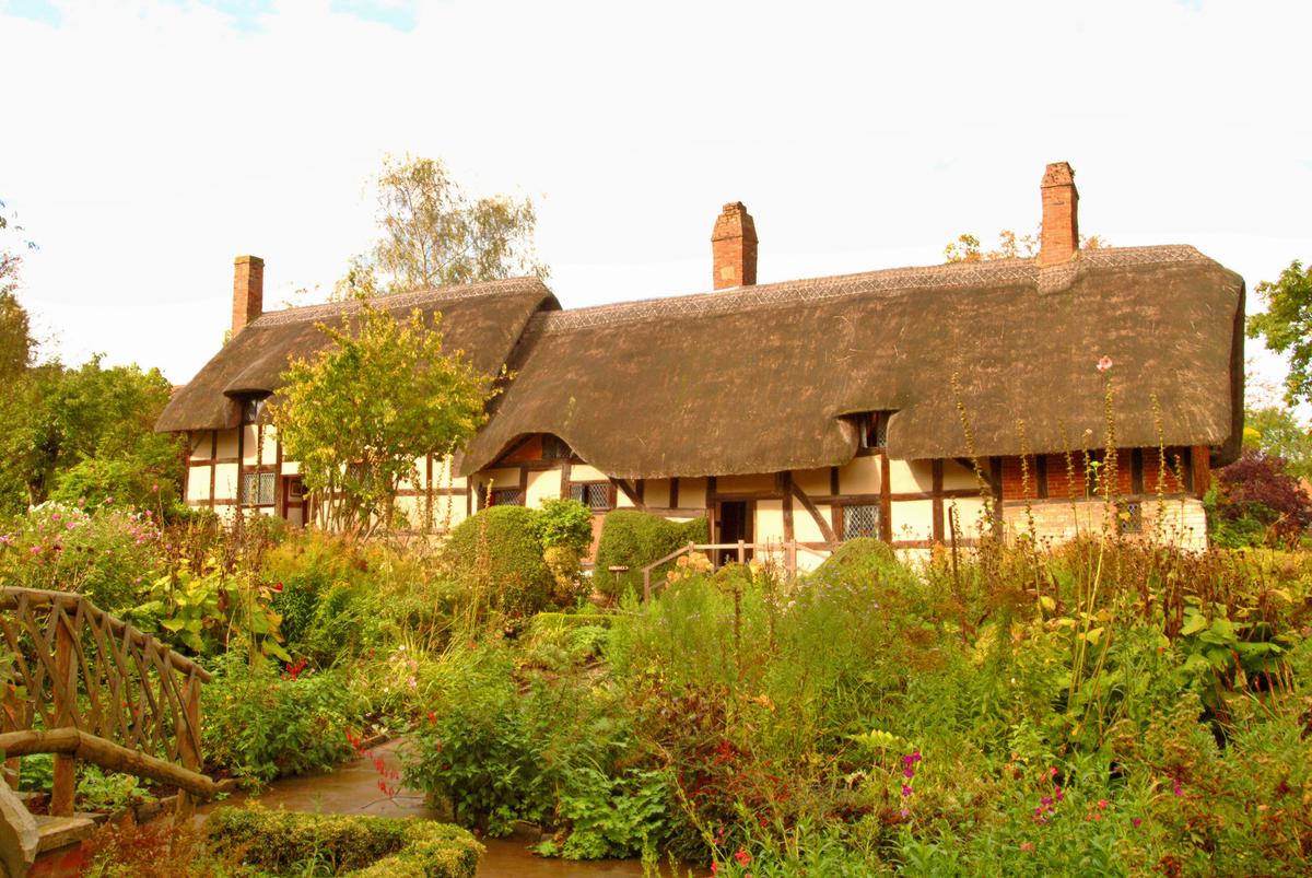 Stratford-Upon-Avon’s Anne Hathaway’s Cottage is a popular spot with tourists. (Fred J. Eckert)