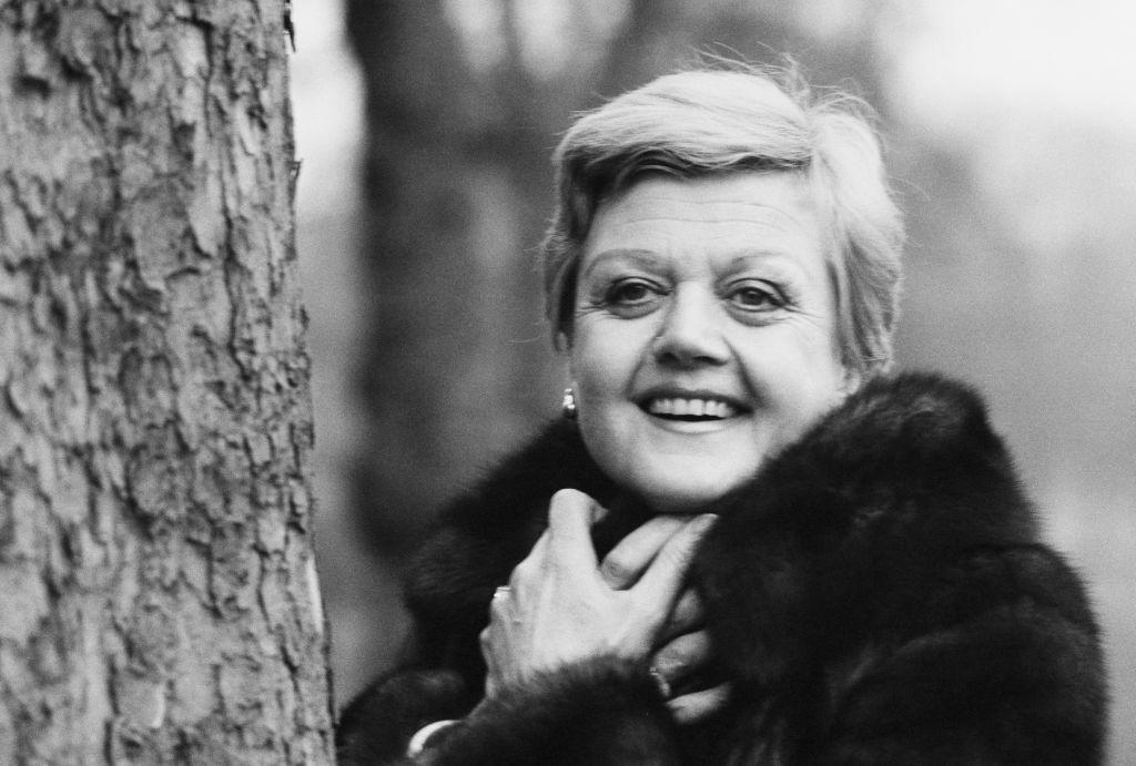 Lansbury, outdoors in England on Jan. 20, 1978 (©Getty Images | <a href="https://www.gettyimages.com.au/detail/news-photo/english-american-irish-actress-angela-lansbury-uk-20th-news-photo/958777934">Evening Standard/Hulton Archive</a>)
