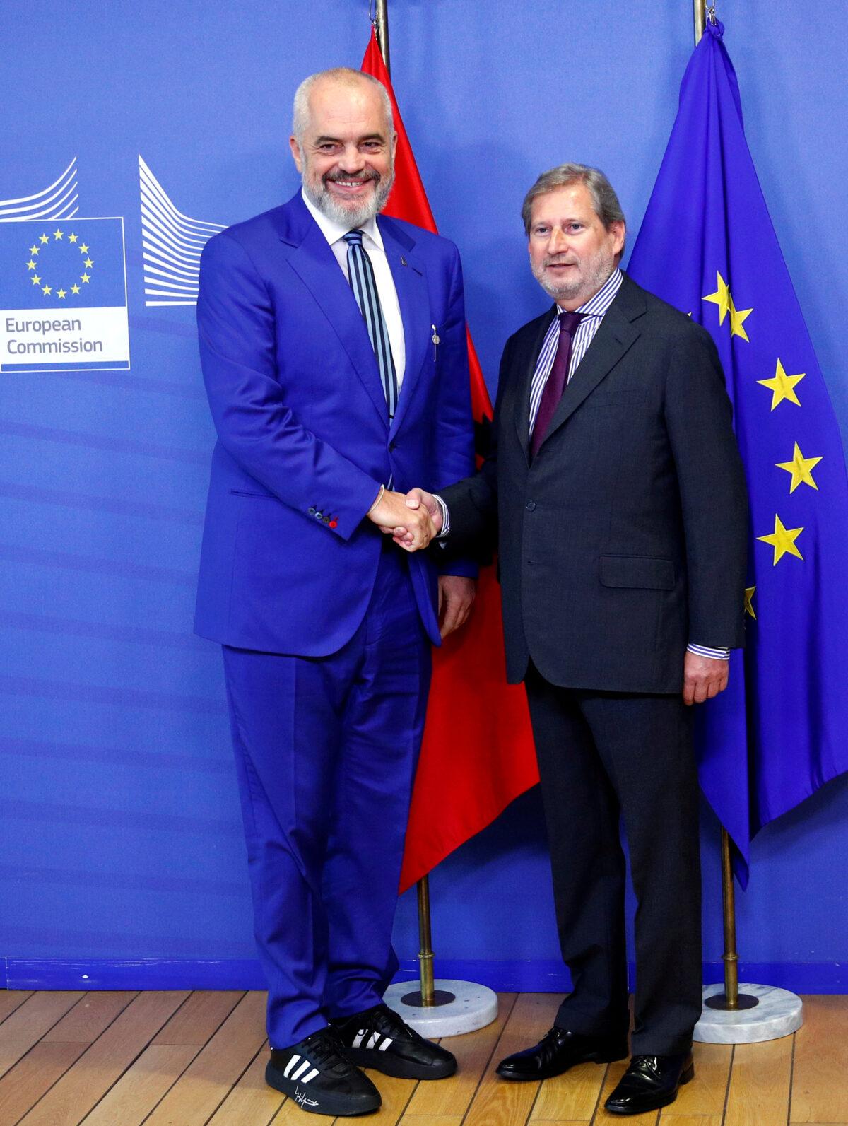 Albanian Prime Minister Edi Rama (L) poses with European Neighborhood Policy and Enlargement Negotiations Commissioner Johannes Hahn (R) at the EU Commission headquarters in Brussels, Belgium on Oct. 17, 2019. (Francois Lenoir/Reuters,File Photo)