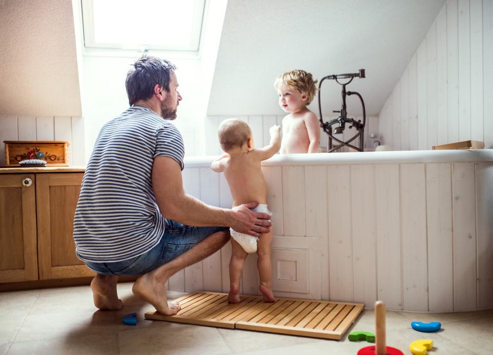 Illustration - Shutterstock | <a href="https://www.shutterstock.com/image-photo/father-washing-two-toddlers-bathroom-home-1096071653?src=SWjuMlpdRa8NOUVhFQpkJA-1-2">Halfpoint</a>