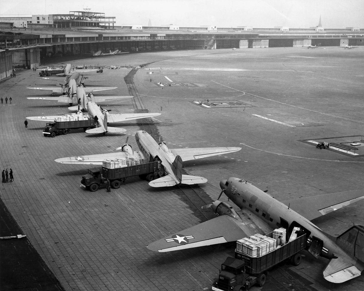 (<a href="https://en.wikipedia.org/wiki/File:C-47s_at_Tempelhof_Airport_Berlin_1948.jpg">U.S. Air Force</a>)