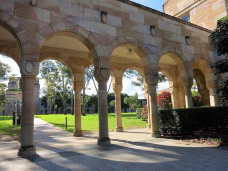 Covered walkway at the southern edge of the Great Court at the University of Queensland. (Nick-D/CC BY-SA 4.0 [ept.ms/2j9VWgB])