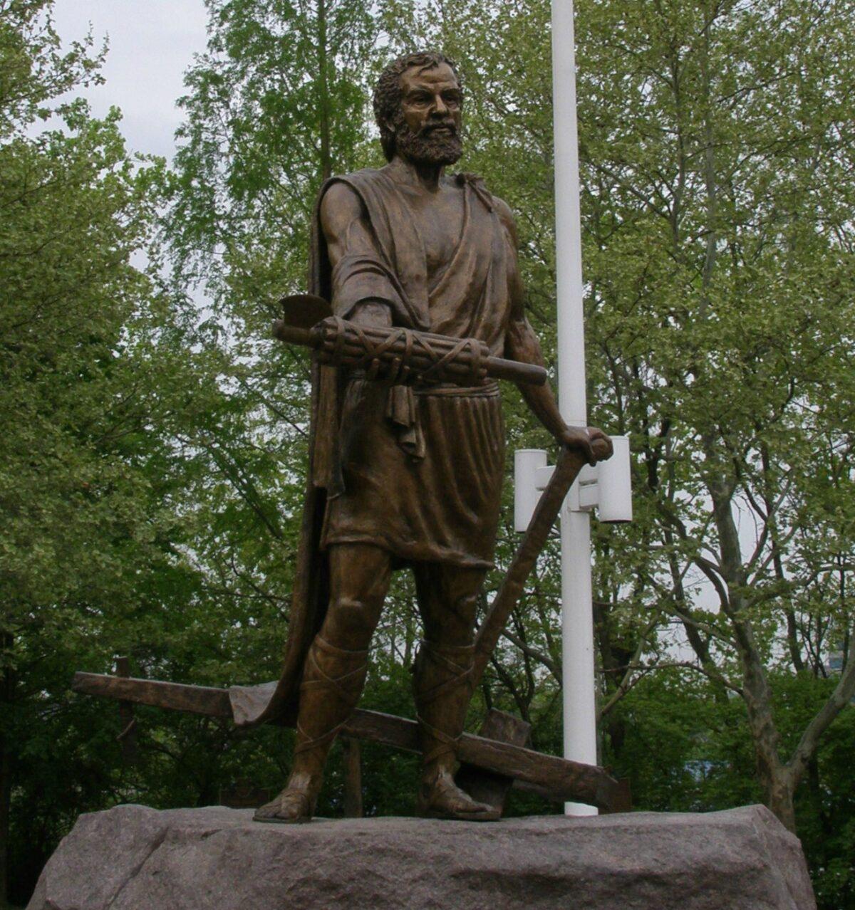 George Washington modeled himself after the great Roman leader Cincinnatus, who left his plough in the field to fight for Rome and then returned to the field shortly after victory. The statue of Cincinnatus at his plough, in Cincinnati. (Public Domain)