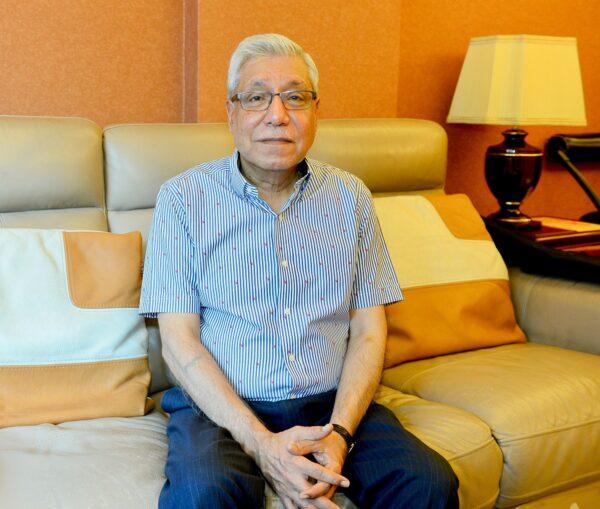 Mohan Chugani, former Hong Kong Indian Association chief, received the Chinese-language Epoch Times’ interview at his home on Oct. 21. (Song Bilong/The Epoch Times)