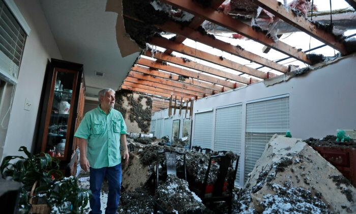Tornado slams Dallas: 4 killed in Arkansas, Oklahoma