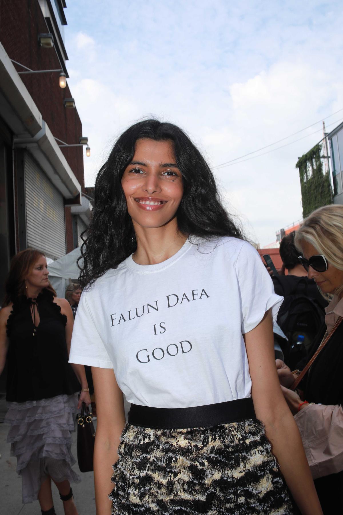 Pooja Mor wearing a "Falun Dafa Is Good" shirt. (Courtesy of Bobby Lee)