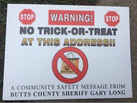 A photo shows the sign in question. (Butts County Sheriff's Office)