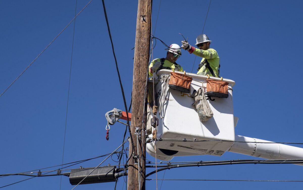 SoCal Edison crews replace power lines in Santa Clarita, Calif., on Oct. 25, 2019. (Christian Monterrosa/AP Photo)