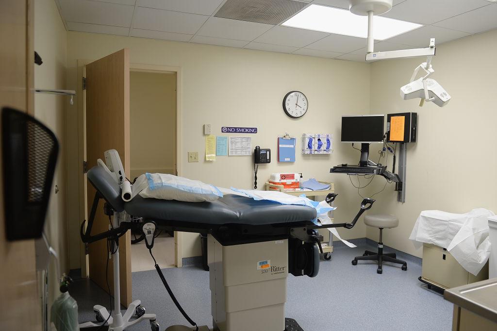 An empty exam room in the Planned Parenthood Reproductive Health Services Center in St Louis, Missouri, on May 28, 2019 (©Getty Images | <a href="https://www.gettyimages.com.au/detail/news-photo/an-exam-room-sits-empty-in-the-planned-parenthood-news-photo/1146792347">Michael B. Thomas</a>)