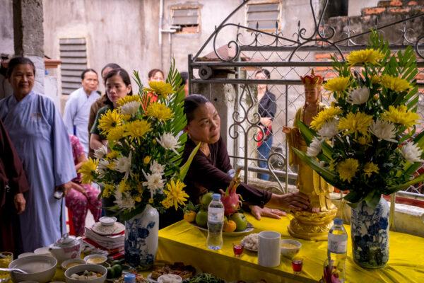 Family members and neighbours of Pham Thi Tra My, believed to be one of the 39 people found dead in a refrigerated truck in Britain, attend a praying ceremony with Buddhist monks in front of a makeshift shrine made for Pham Thi Tra My at her house in Ha Tinh province, Vietnam, on Oct. 28, 2019. (Linh Pham/Getty Images)