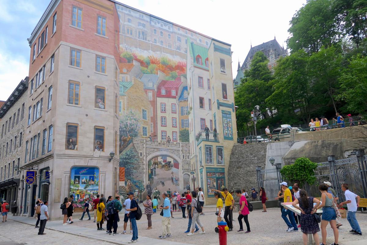The Fresque des Québécois mural shows 400 years of history. (Tracy Kaler)