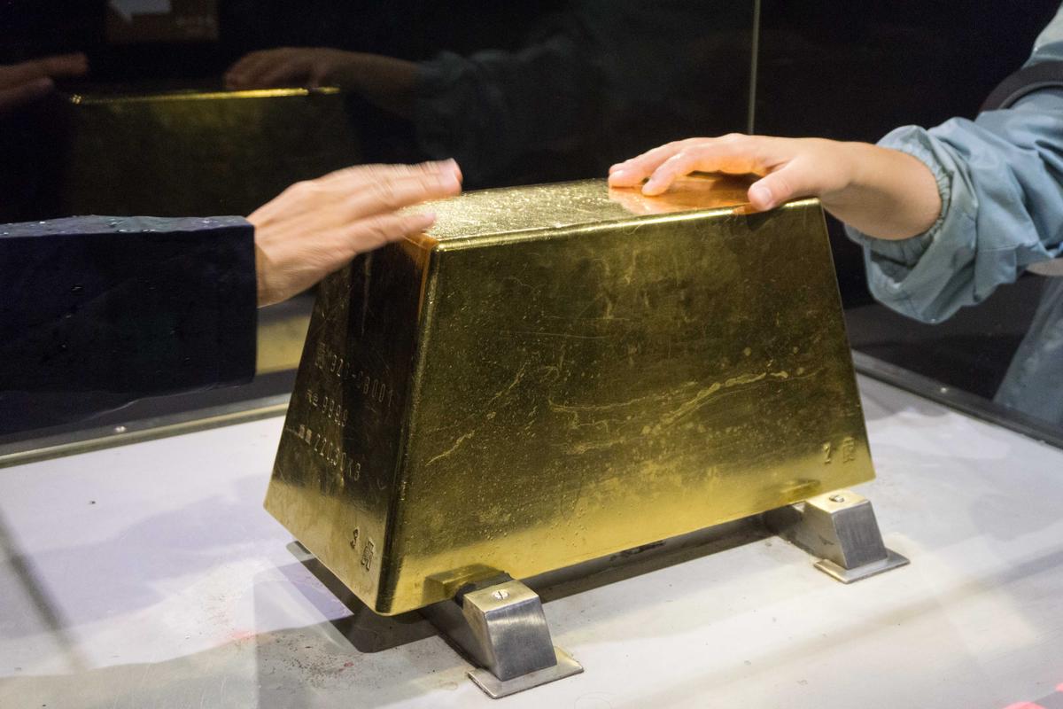 A 485-pound gold ingot on display at the Gold Museum. (Crystal Shi/The Epoch Times)
