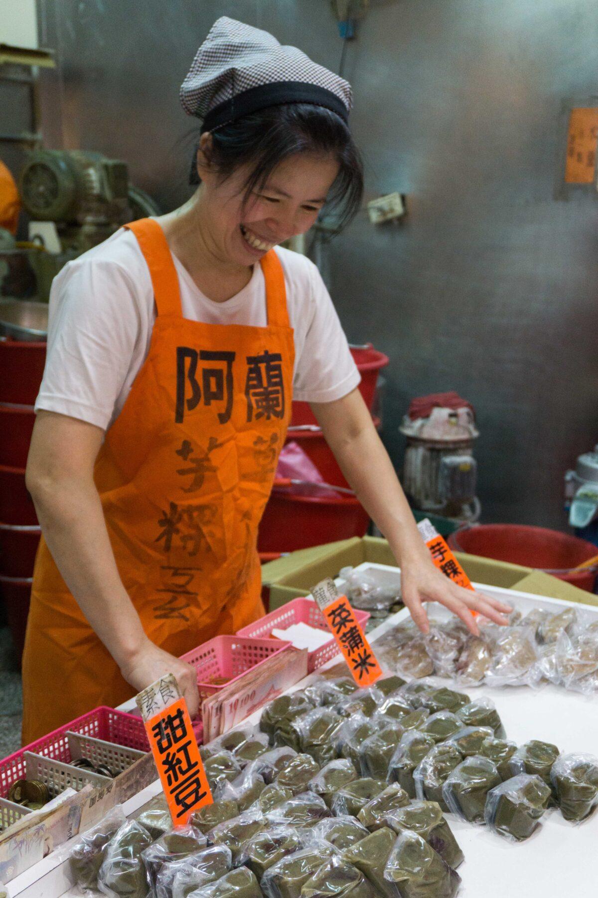 Freshly steamed Hakka glutinous rice cakes. (Crystal Shi/The Epoch Times)