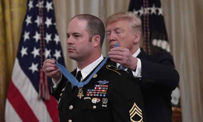 Trump Presents Highest Military Honor to Green Beret