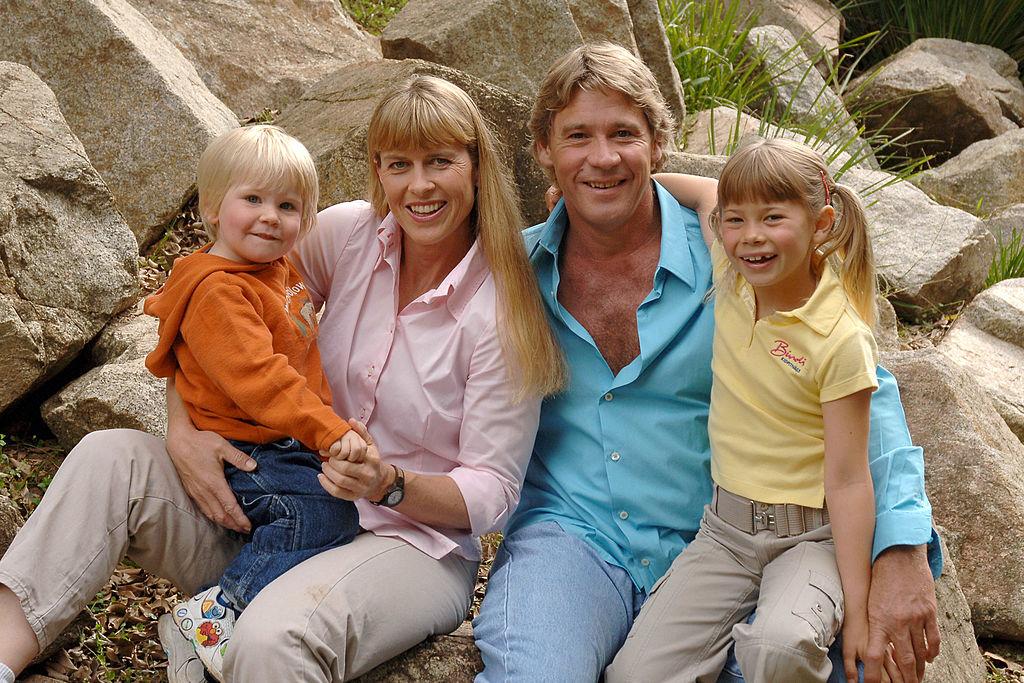 Irwin poses with his wife and children at Australia Zoo in Beerwah, Australia, on June 19, 2006 (©Getty Images | <a href="https://www.gettyimages.com/detail/news-photo/steve-irwin-poses-with-his-family-at-australia-zoo-june-19-news-photo/77794215?adppopup=true">Australia Zoo</a>)