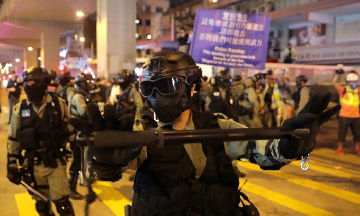 Hong Kong Seniors Rally to Back Students Decrying Police Actions