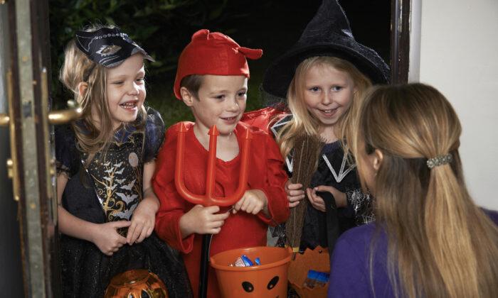 Stranger Invites Trick-or-Treating Kids Inside His Home for Candy in Terrifying Social Experiment