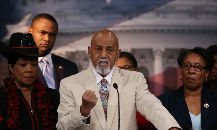 Rep. Alcee Hastings Accused of Violating House Rule With Congressional Staff Relationship
