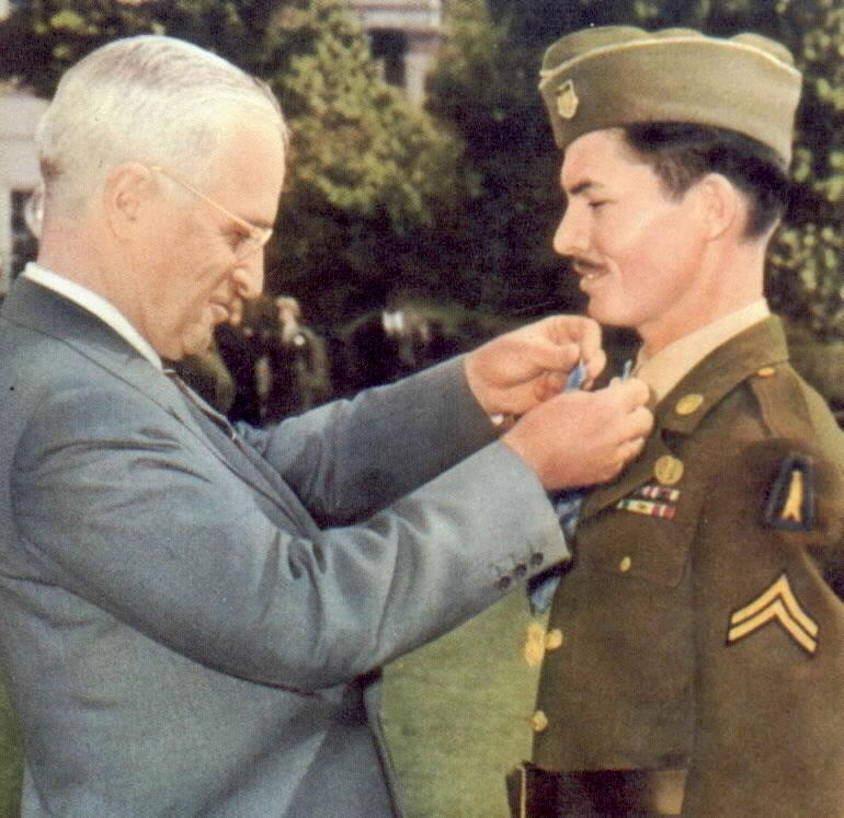 (<a href="https://en.wikipedia.org/wiki/File:Desmond_Doss_CMH_award.jpg#/media/File:Desmond_Doss_CMH_award.jpg">US Federal Government</a>)