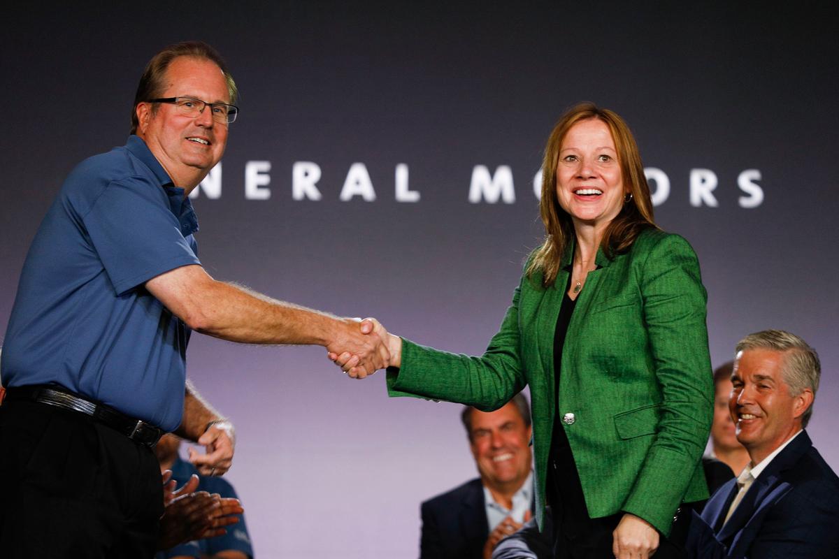 General Motors Chairman and CEO Mary Barra (R) and United Auto Workers President Gary Jones (L) open the 2019 GM–UAW contract talks with the traditional ceremonial handshake in Detroit on July 16, 2019. (Photo by Bill Pugliano/Getty Images)