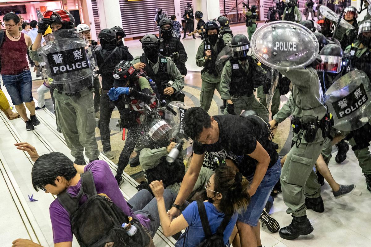 A riot police uses pepper spray as they attempt to make arrest in a shopping mall during a rally in Hong Kong, China, on Nov. 3, 2019. (Anthony Kwan/Getty Images)