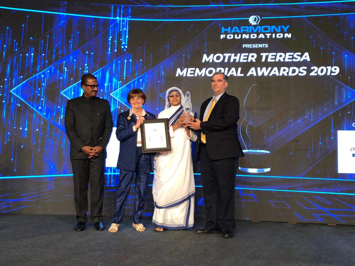 Dr. Torsten Trey received the Mother Teresa Memorial Awards for Social Justice on behalf of Doctors Against Forced Organ Harvesting (DAFOH) on Nov. 3, 2019, at Taj Lands End, in Mumbai, India. (Courtesy of Mark Luburic)