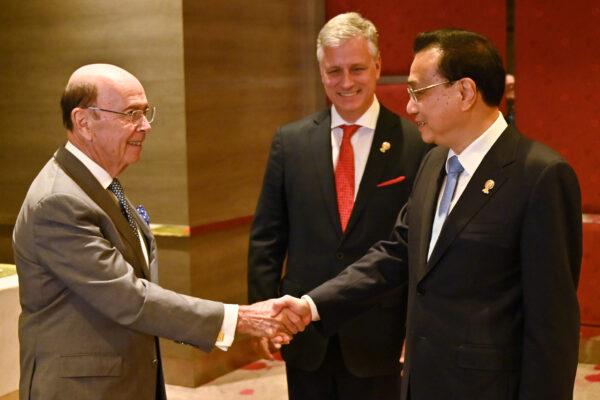 U.S. Secretary of Commerce Wilbur Ross (L) shakes hands with China's Premier Li Keqiang (R), as U.S. National Security advisor Robert O'Brien watches, as they attend a bilateral meeting in Bangkok on Nov. 4, 2019. (Romeo Gacad/POOL/AFP via Getty Images)