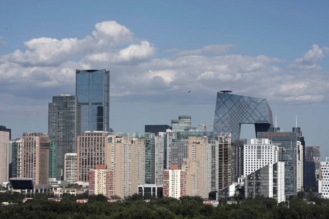 China October Services Sector Growth Slips to Eight-Month Low: Caixin PMI