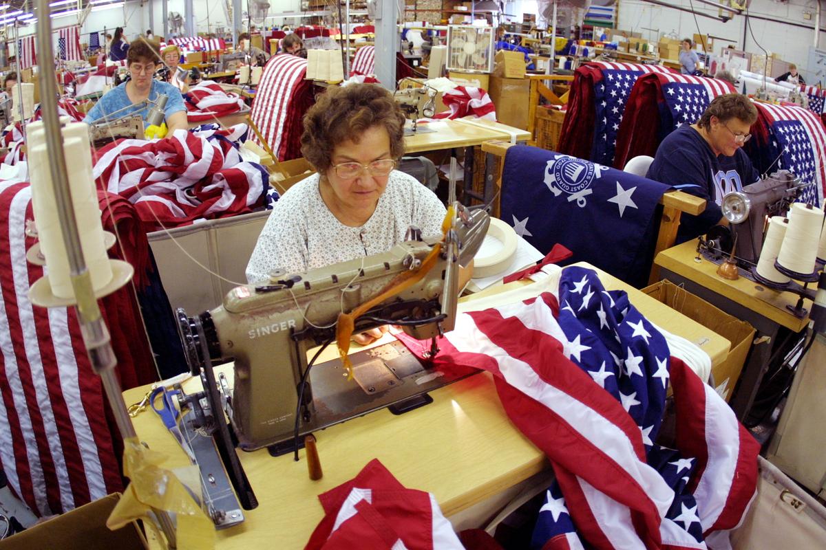 Valley Forge Flag Company in Pennsylvania (©Getty Images | <a href="https://www.gettyimages.com.au/detail/news-photo/catherine-lengel-sews-together-an-american-flag-october-2-news-photo/1166809">Joe Raedle</a>)