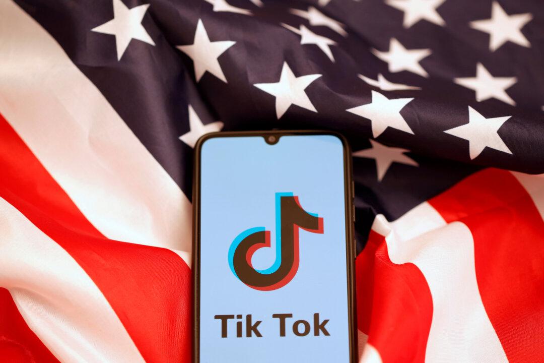 US Army Should Assess Security Risks of Using TikTok for Recruitment: Sen. Schumer