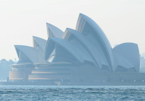 Smoke from bushfires shrouds the Sydney Opera House in Sydney, Australia, on Nov. 12, 2019. (Jonathan Barrett/Reuters)