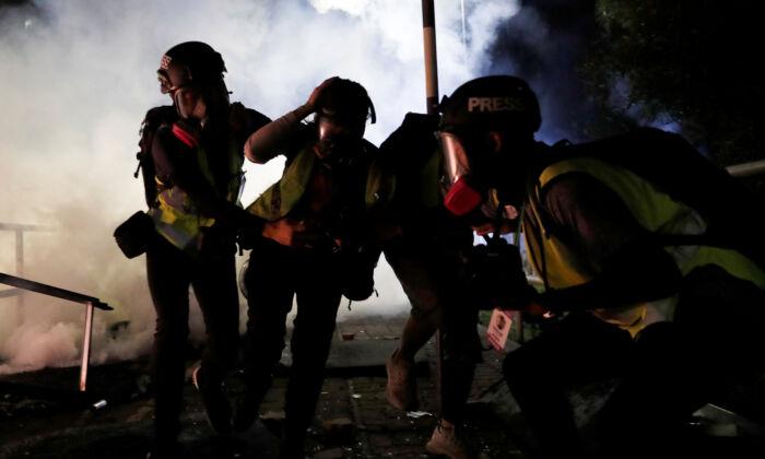 Police Besiege Hong Kong Campus in Nighttime Clashes With Student Protesters