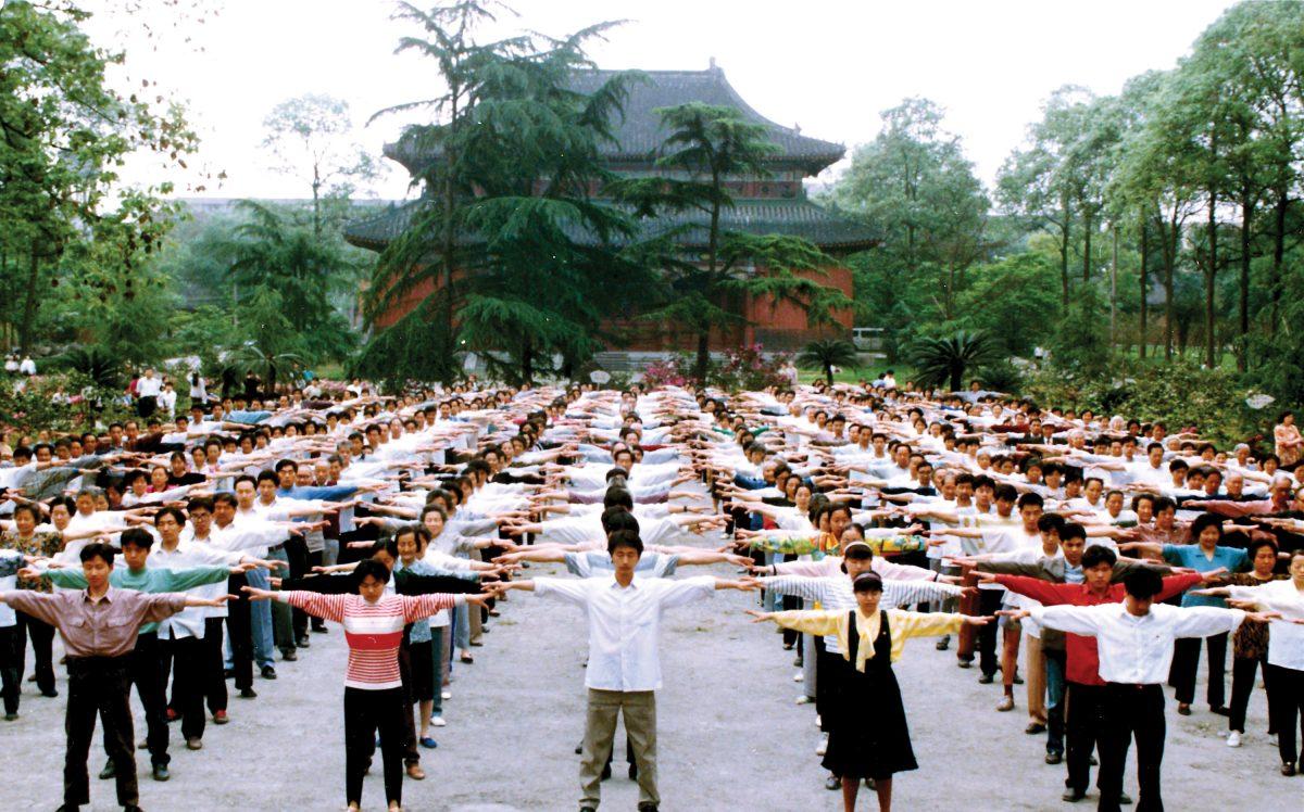 Falun Gong practitioners doing the first exercise at Chengdu City, Sichuan Province, China, prior to 1999 (©<a href="http://en.minghui.org">Minghui</a>)