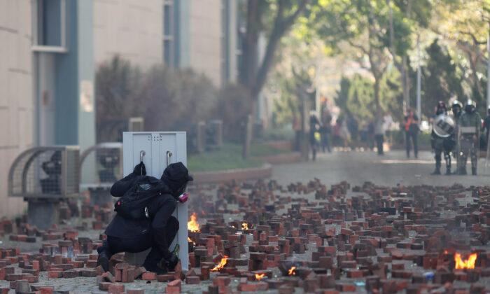 Hong Kong Protesters and Police Face Off in Fresh University Clashes
