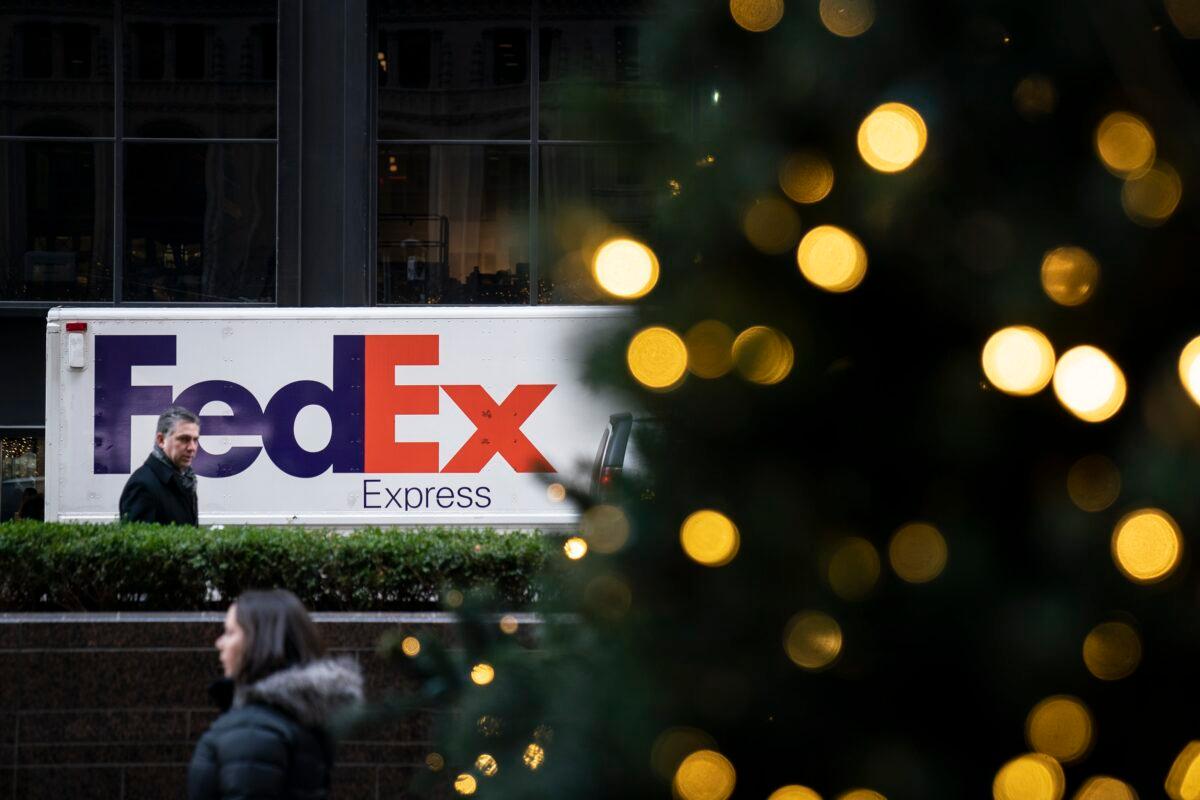 Pedestrians walk past a FedEx truck in New York in Dec. 2018. (Drew Angerer/Getty Images)