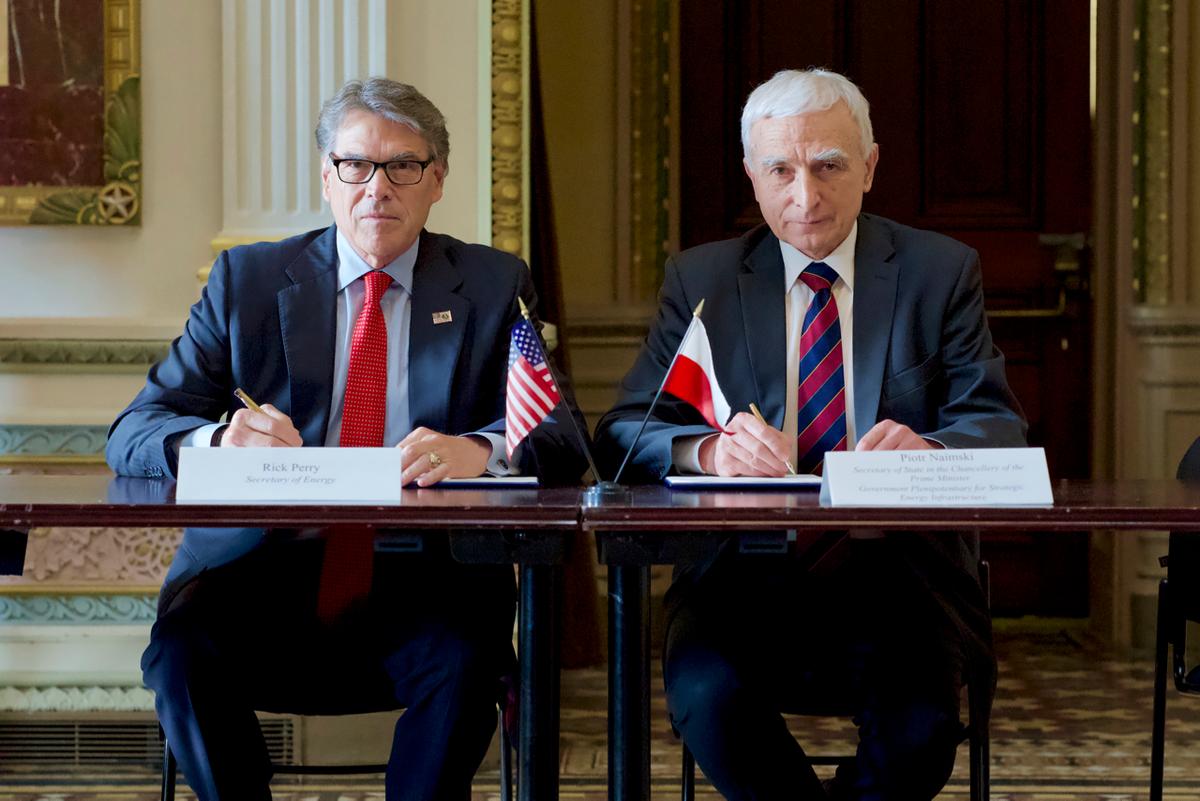 U.S. Secretary of Energy Rick Perry (L) and Poland’s commissioner for strategic energy infrastructure, Piotr Naimski (R), during the visit of a Polish official delegation to the U.S. on June 12, 2019. (U.S. Department of Energy)
