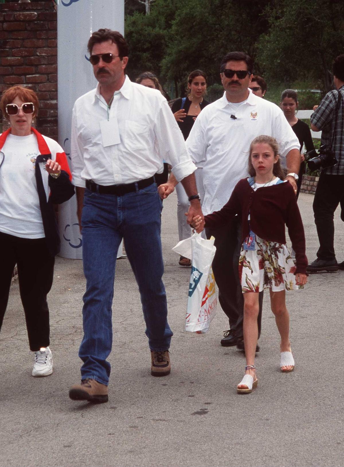 Selleck and his daughter, Hannah, walking in Los Angeles, California, on June 7, 1998 (Brenda Chase/Getty Images)