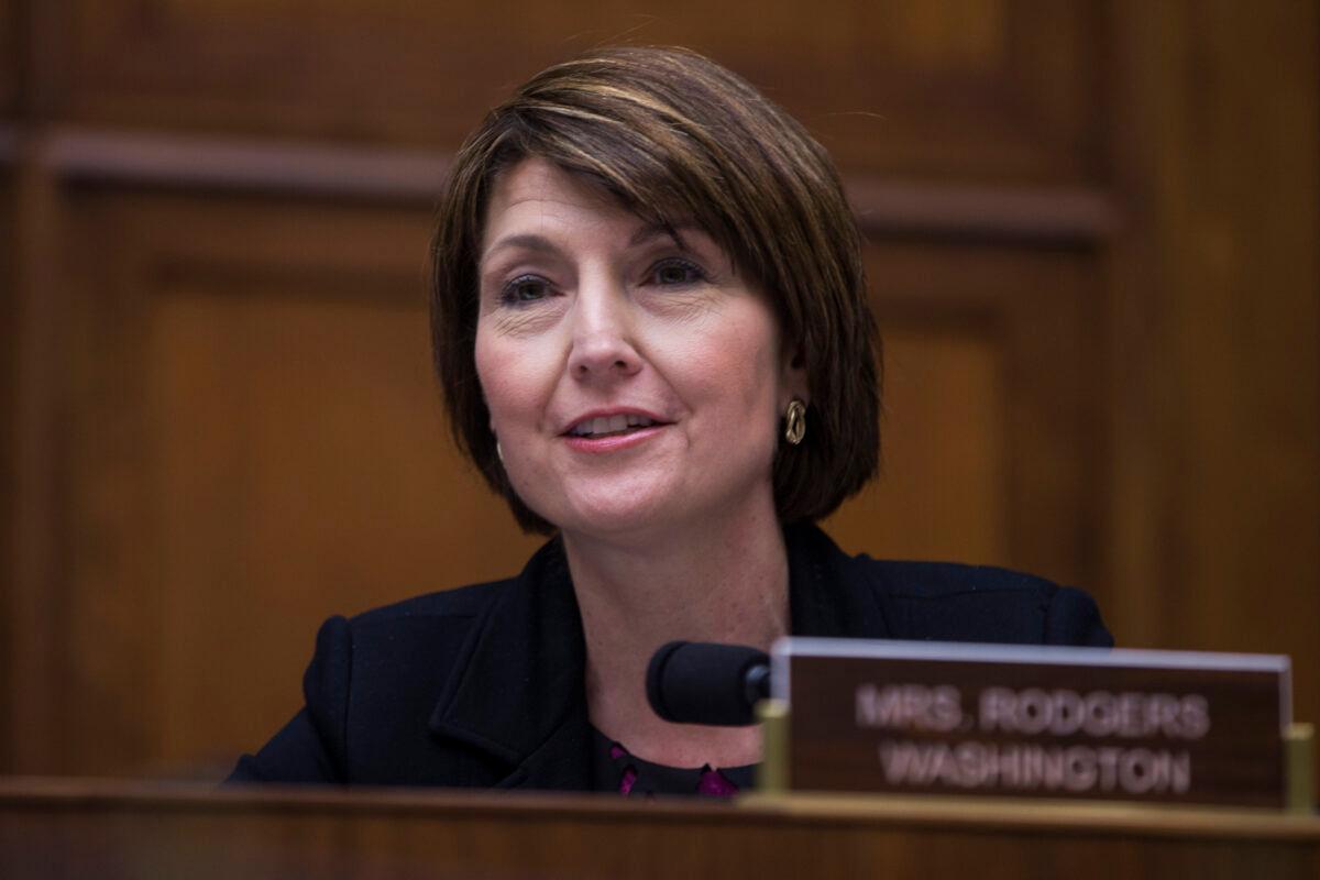 Rep. Cathy McMorris Rodgers (R-Wash.) questions Washington Gov. Jay Inslee during a House Energy and Commerce Environment and Climate Change Subcommittee hearing on Capitol Hill in Washington on April 2, 2019. (Zach Gibson/Getty Images)
