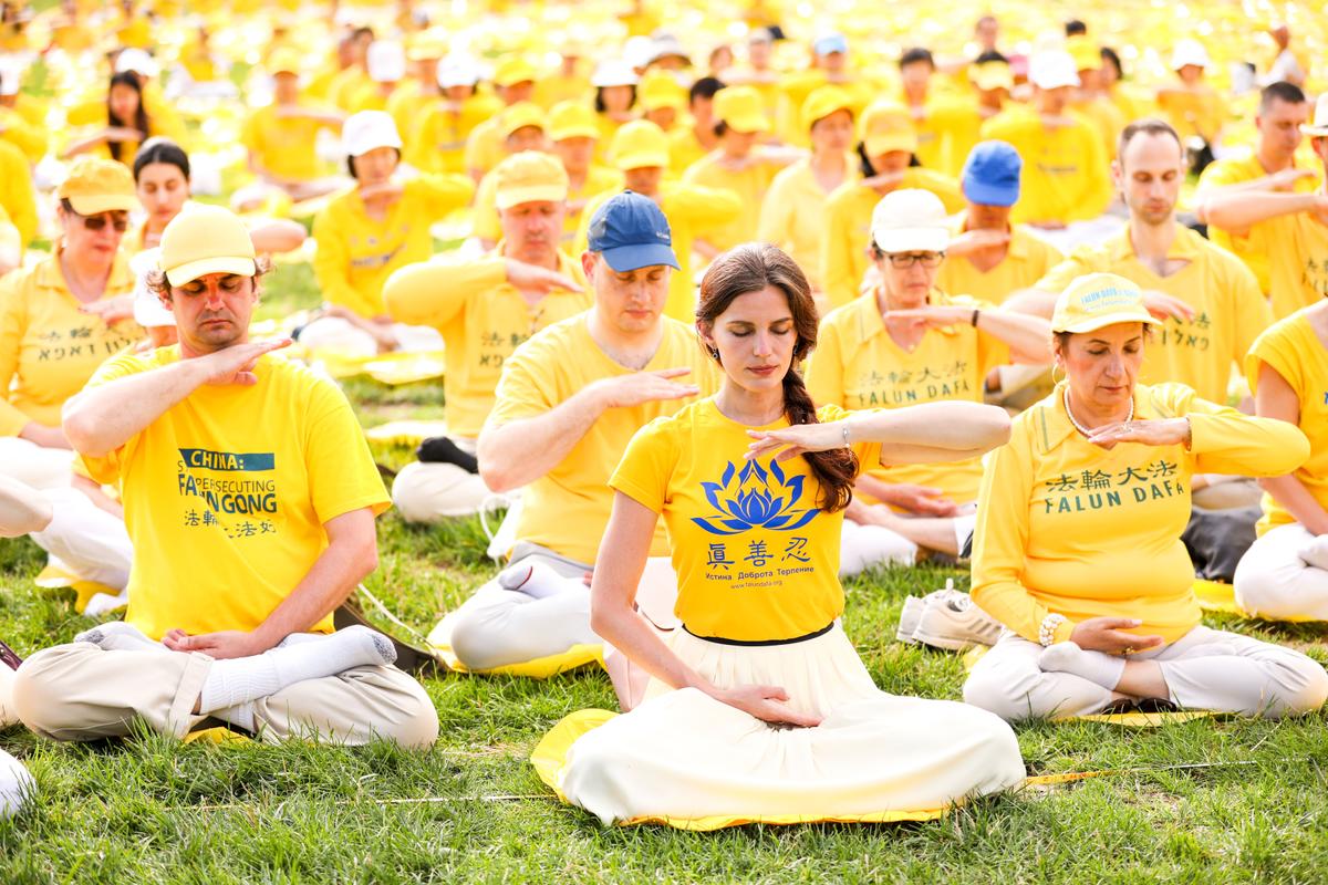 Falun Gong practitioners meditate prior to a rally that called for an end to the persecution of Falun Gong in China, on Capitol Hill in Washington, on June 20, 2018. (©The Epoch Times | <a href="http://photo.theepochtimes.com/media.details.php?mediaID=NjM5MjUwNmY1YTgwYTY5">Samira Bouaou</a>)