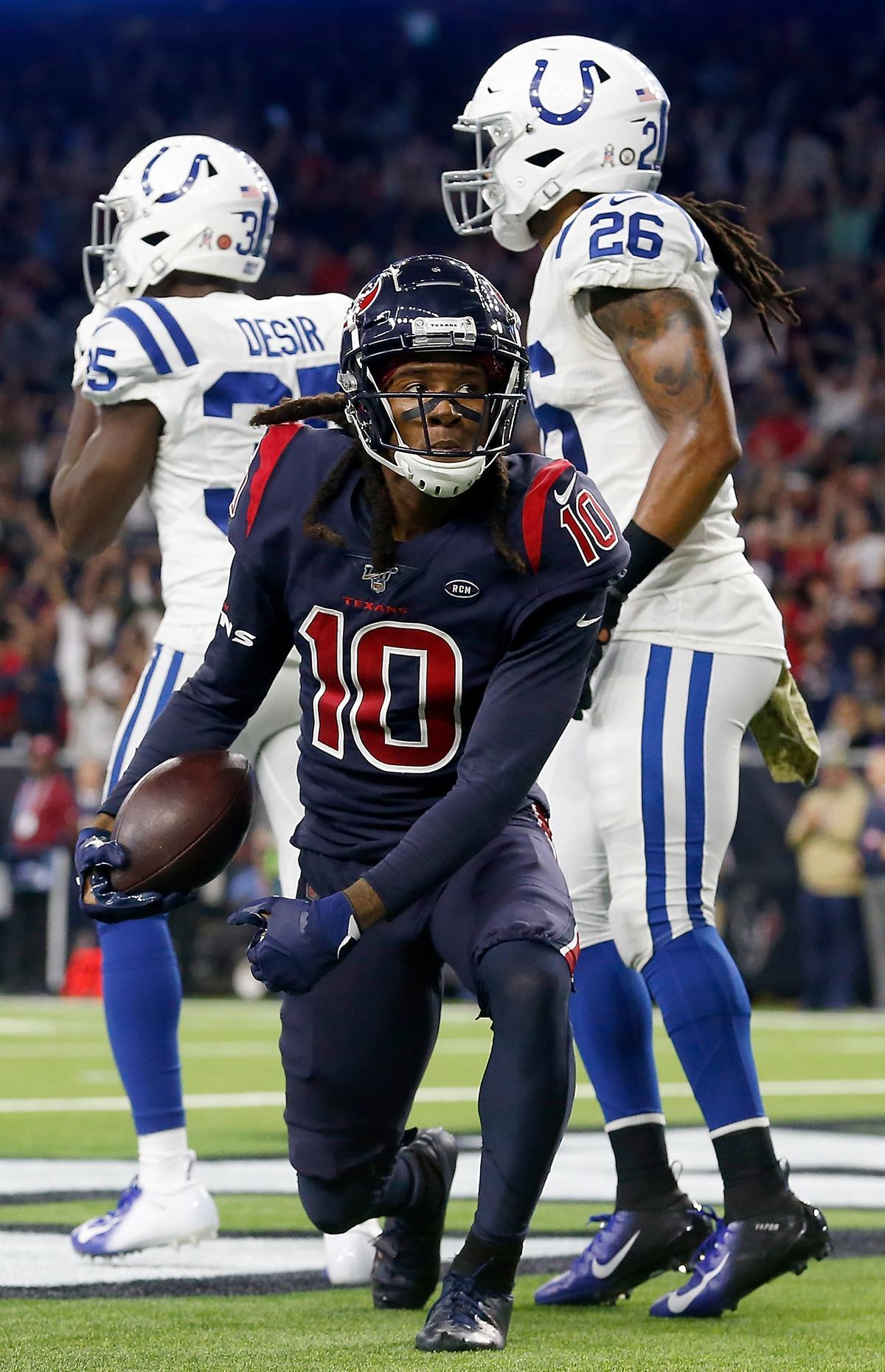 Hopkins catches a pass for a touchdown in the second quarter on Nov. 21, 2019. (©Getty Images | <a href="https://www.gettyimages.com/detail/news-photo/wide-receiver-deandre-hopkins-of-the-houston-texans-catches-news-photo/1189250708">Tim Warner</a>)