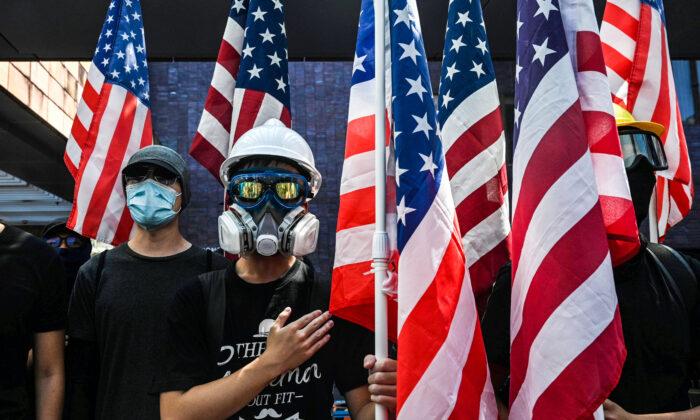 Trump Receives Bipartisan Praise for Signing Bills Backing Hong Kong Protesters