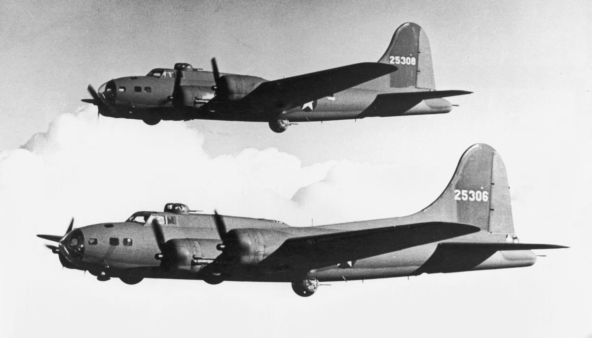 ‘I Loved the Air Force’: WWII Bomber Pilot Celebrates 100th Birthday With Family in Florida