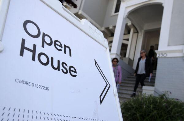 Real estate agents leave a home for sale during a broker open house in San Francisco, Calif., on April 16, 2019. (Justin Sullivan/Getty Images)