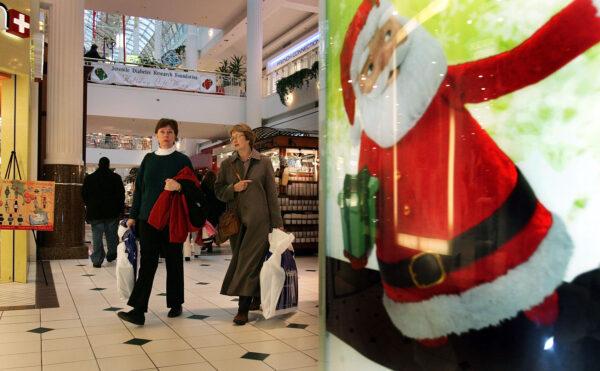 Shoppers browse through the Fashion Center at Pentagon City mall in Arlington, Va., on Dec. 10, 2004. (Joe Raedle/Getty Images)