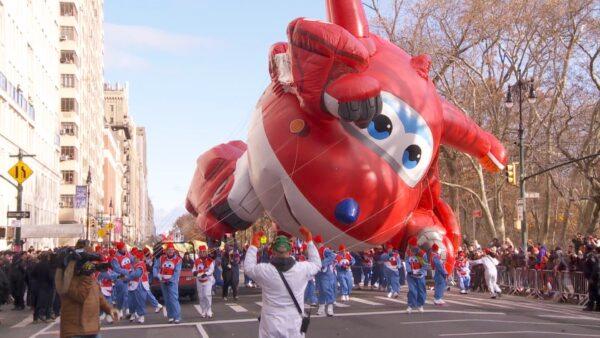 Jett from Super Wing almost crashed into the audience during the parade. (Oliver Trey/NTD Television)